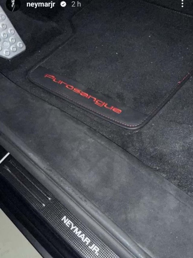 Neymar compartilhou personalização de sua Ferrari nas redes sociais