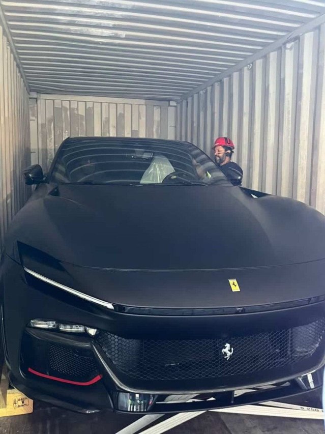Ferrari Purosangue desembarcando no Brasil