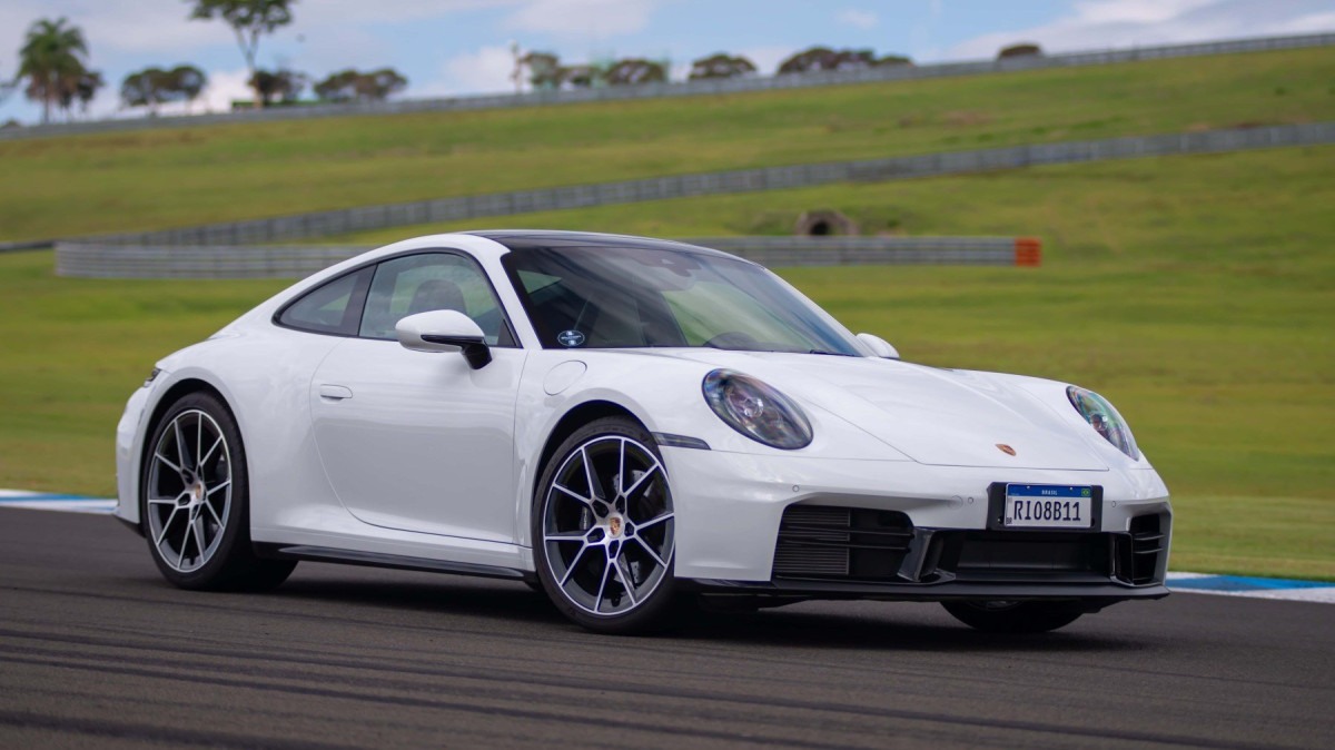 Carrera é variante mais acessível do novo Porsche 911, que desembarca no Brasil a partir de maio