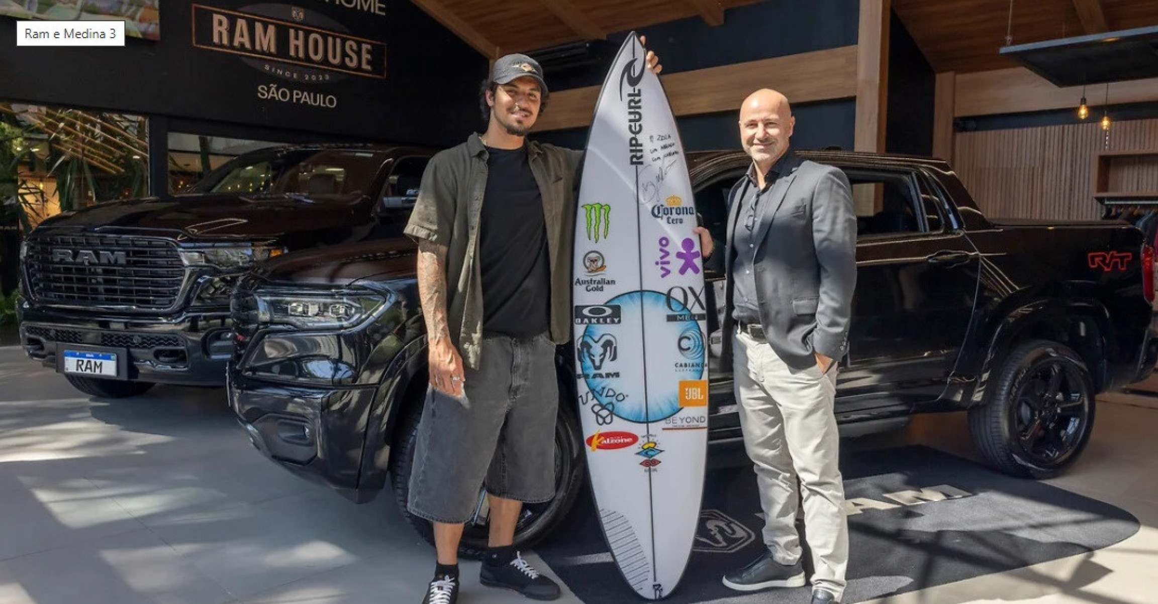 Gabriel Medina recebeu duas picapes da RAM nesta semana