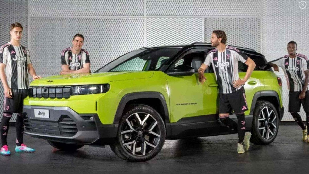 Jogadores da Juventus posam ao lado de novo Jeep Compass