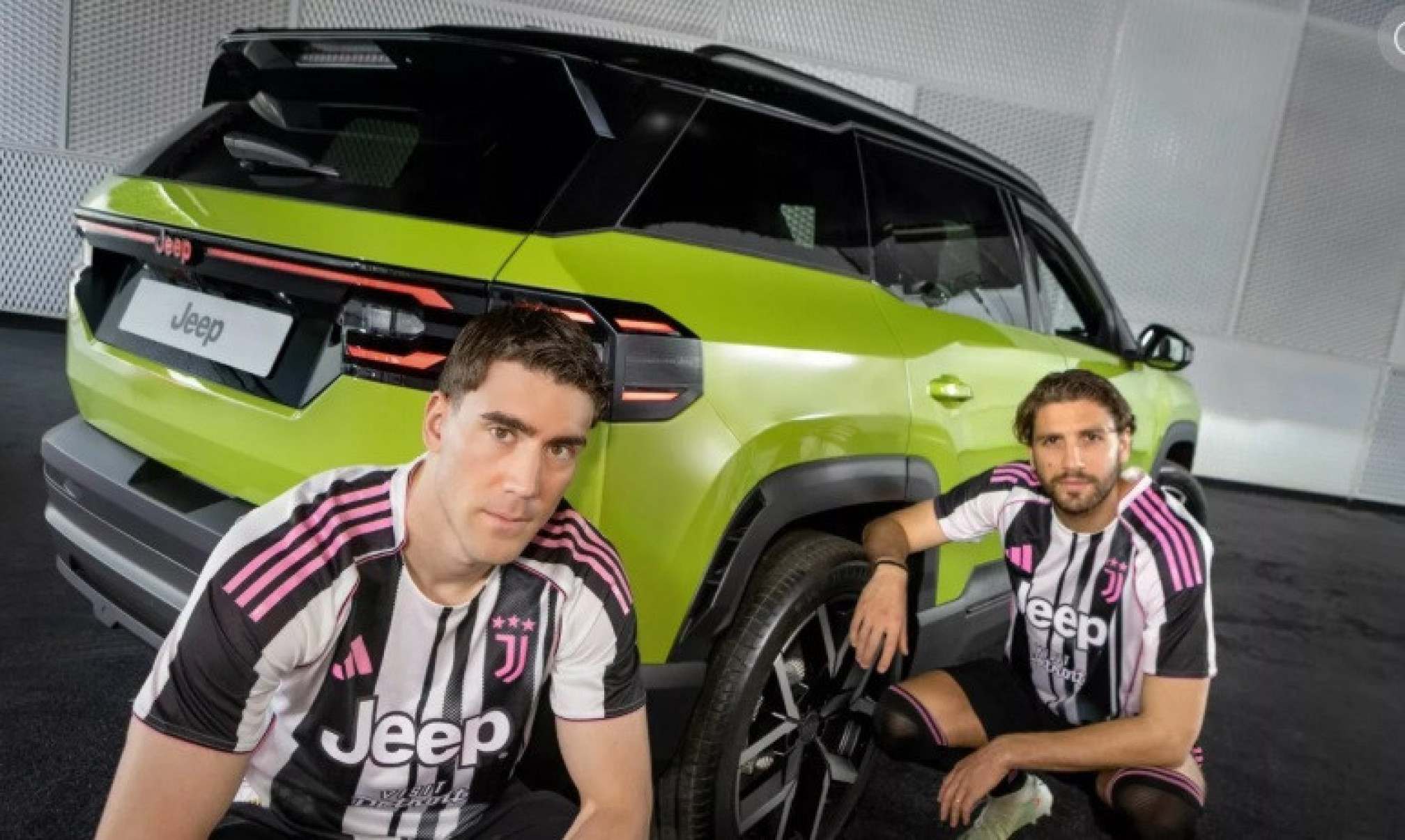 Jogadores da Juventus posam ao lado de novo Jeep Compass