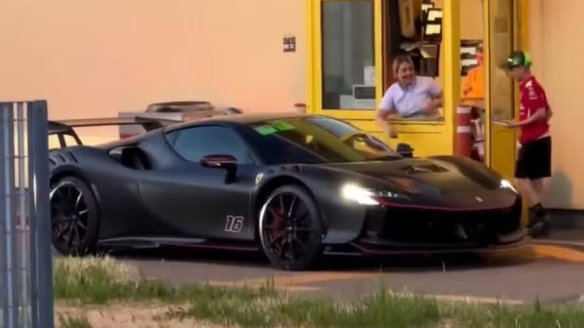 Charles Leclerc aparece com sua Ferrari SF90 XX Stradale no McDonald’s
