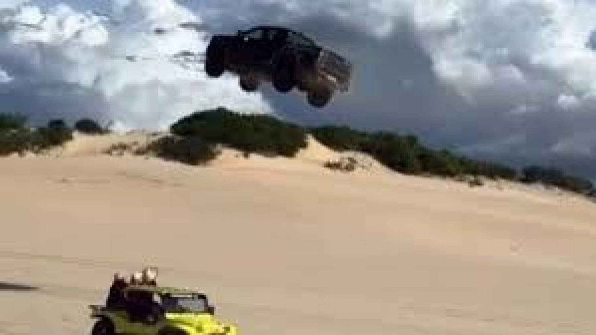 Ford Ranger Raptor voa em duna de Canoa Quebrada, no Ceará 
