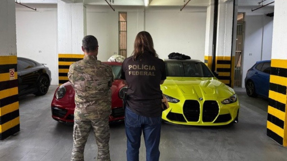 Carros de luxo apreendidos pela Polícia Federal 