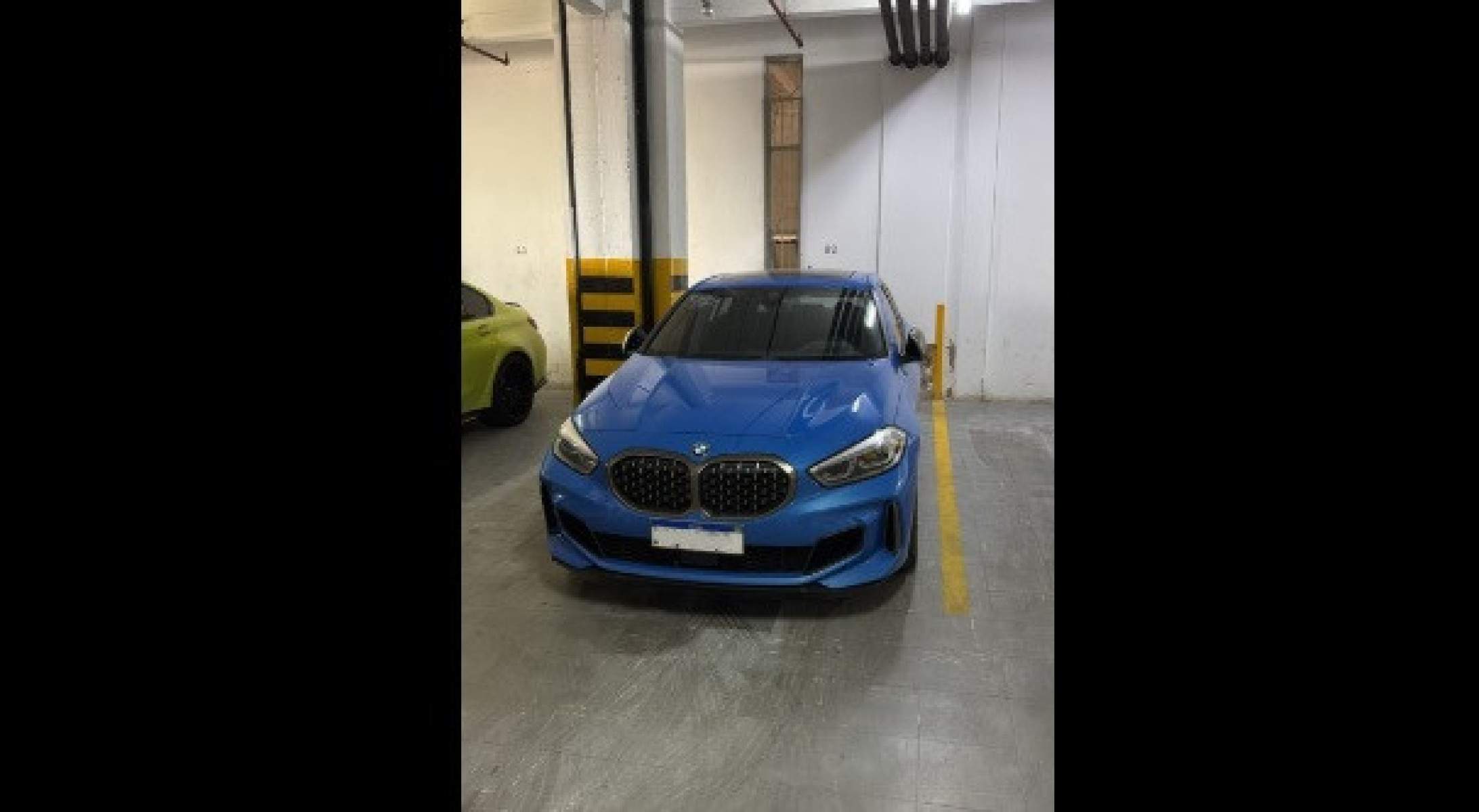 BMW M135i na cor azul 