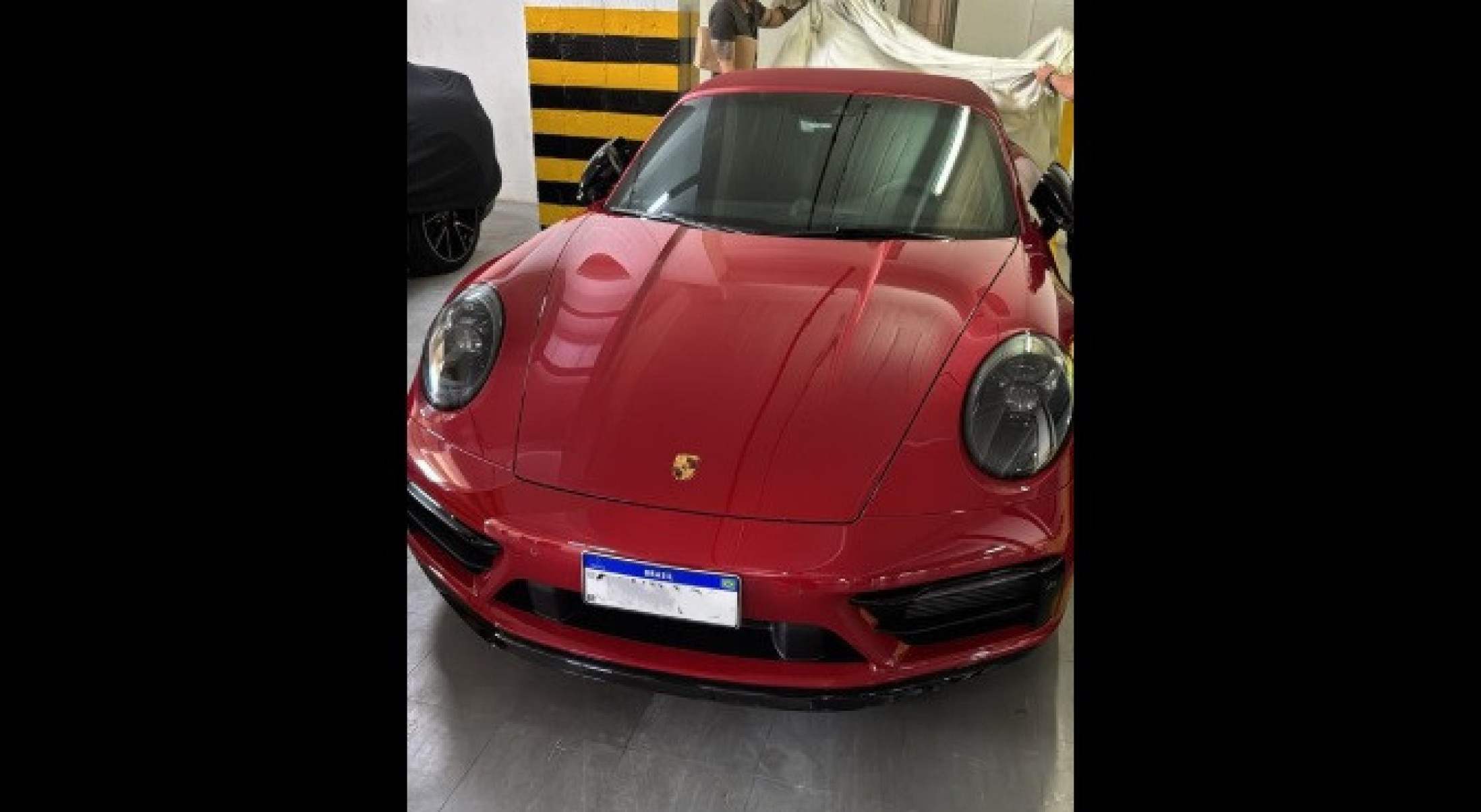 Porsche 911 Carrera GTS Cabriolet na cor vermelha