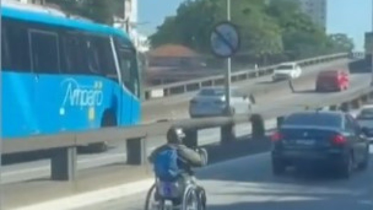 Cadeirante trafegando entre os carros viralizou nas redes sociais