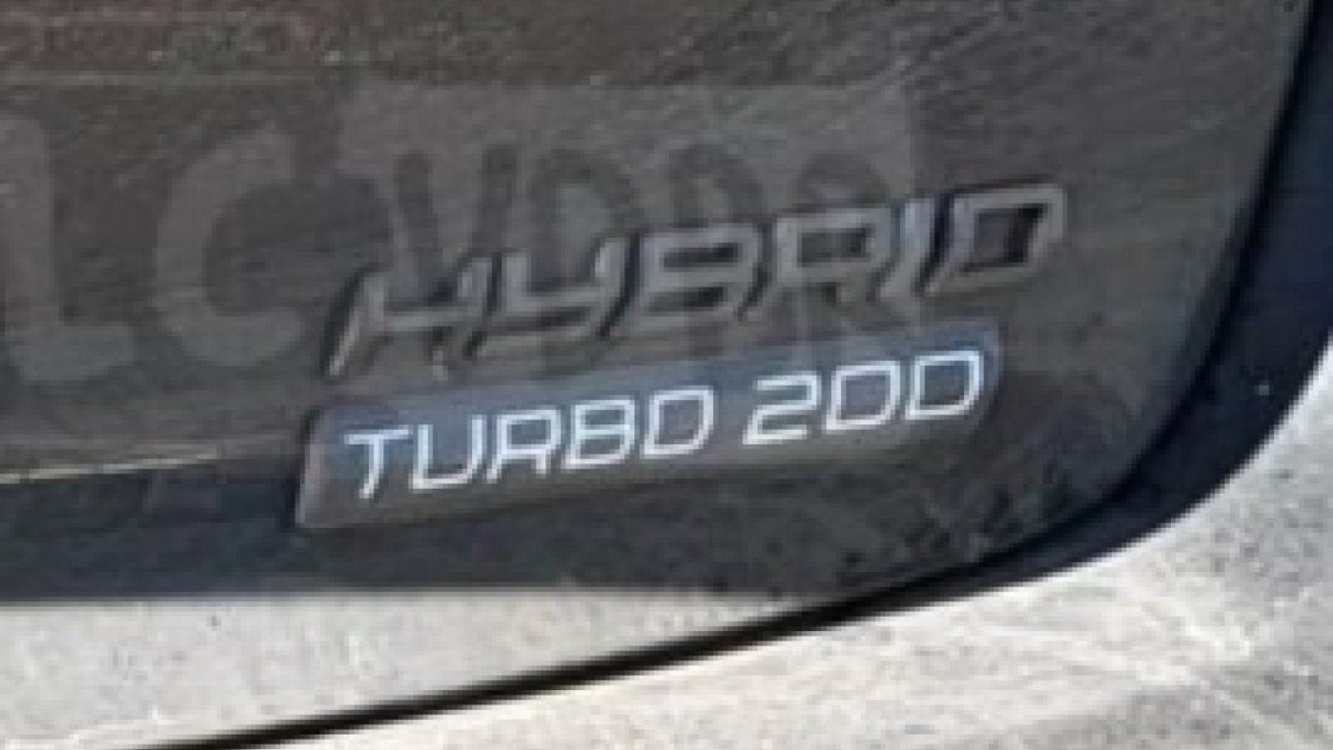 Logotipo Hybrid T200 do Peugeot 208 