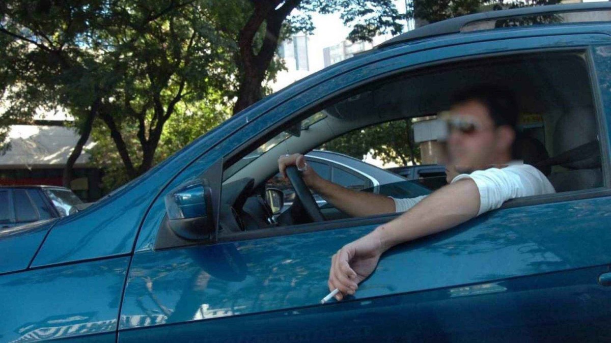 Homem coloca o braço para fora do veículo