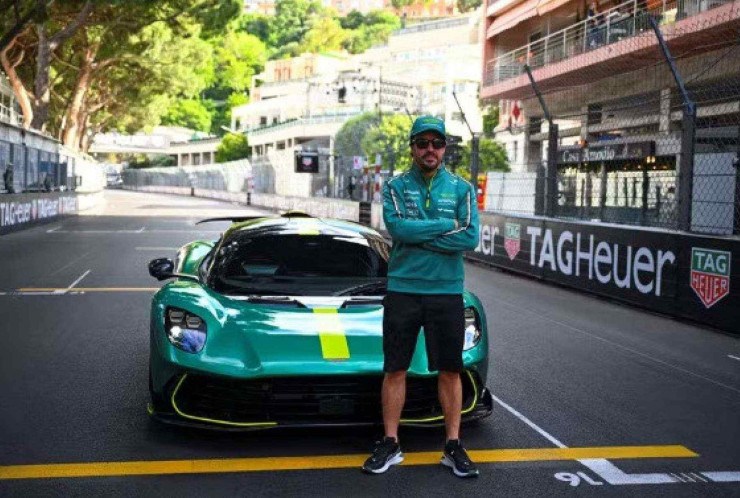 Fernando Alonso posa em frente ao esportivo Valhalla, da Aston Martin