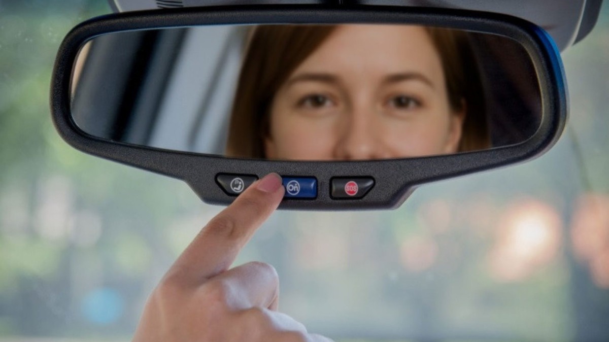 Mulher aperta botão da tecnologia Chevrolet OnStar
