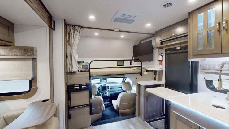 O interior mostra o conforto de uma casa, porem com 6 rodas e um motor
