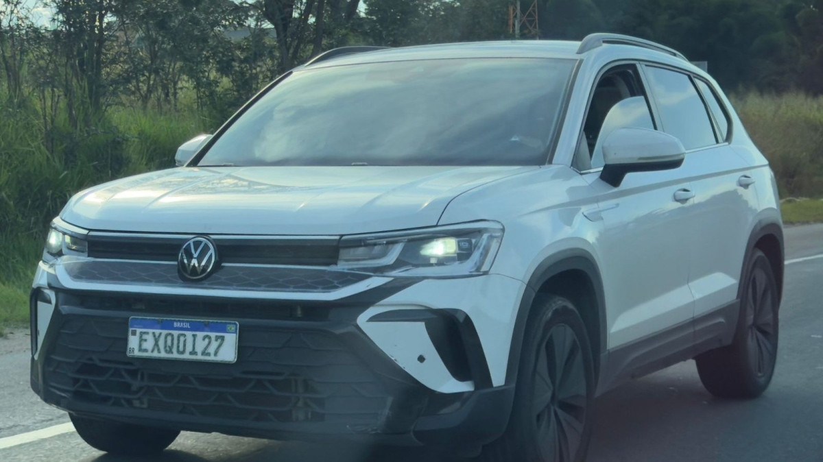 Volkswagen Taos reestilizado com camuflagem em Taubaté (SP)