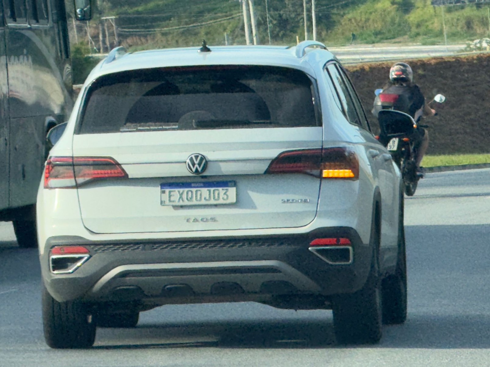 Volkswagen Taos reestilizado com camuflagem em Taubaté (SP)