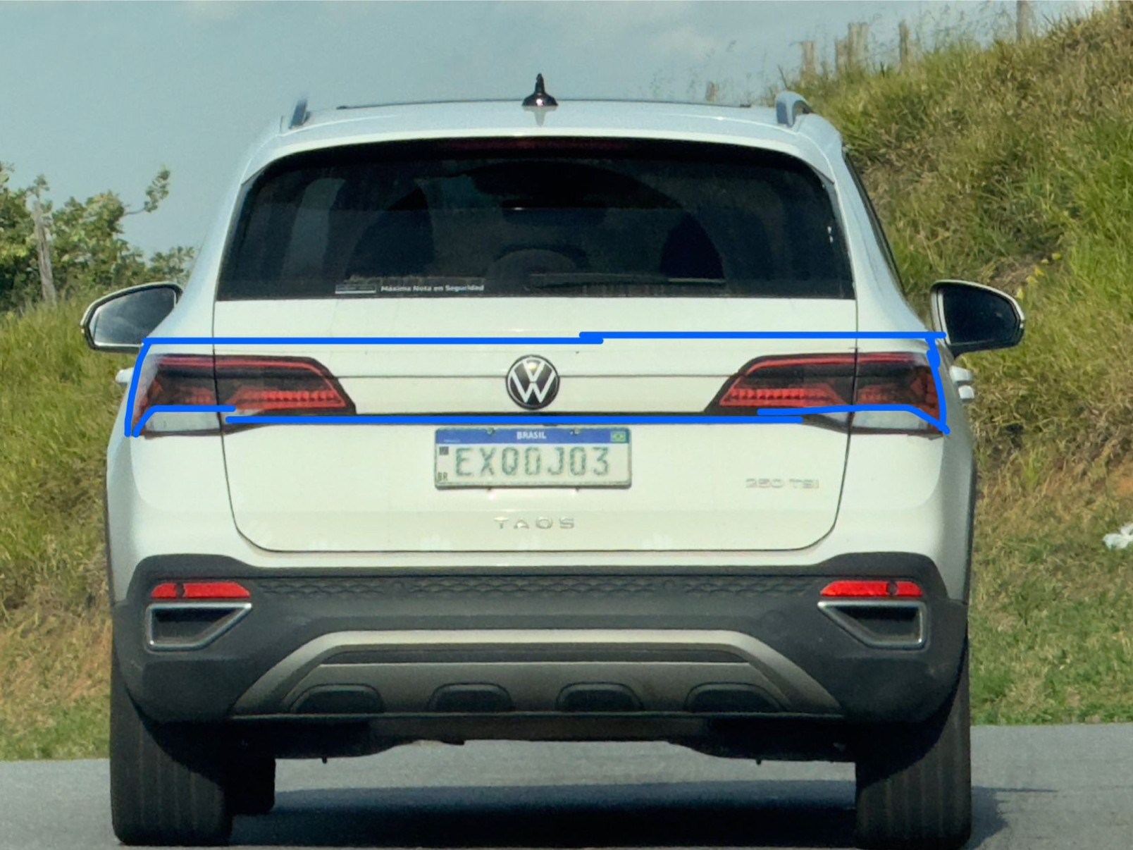 Volkswagen Taos reestilizado com camuflagem em Taubaté (SP)