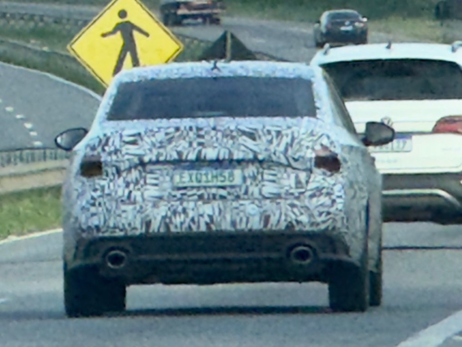 Volkswagen Jetta GLI reestilizado com camuflagem em Taubaté (SP)