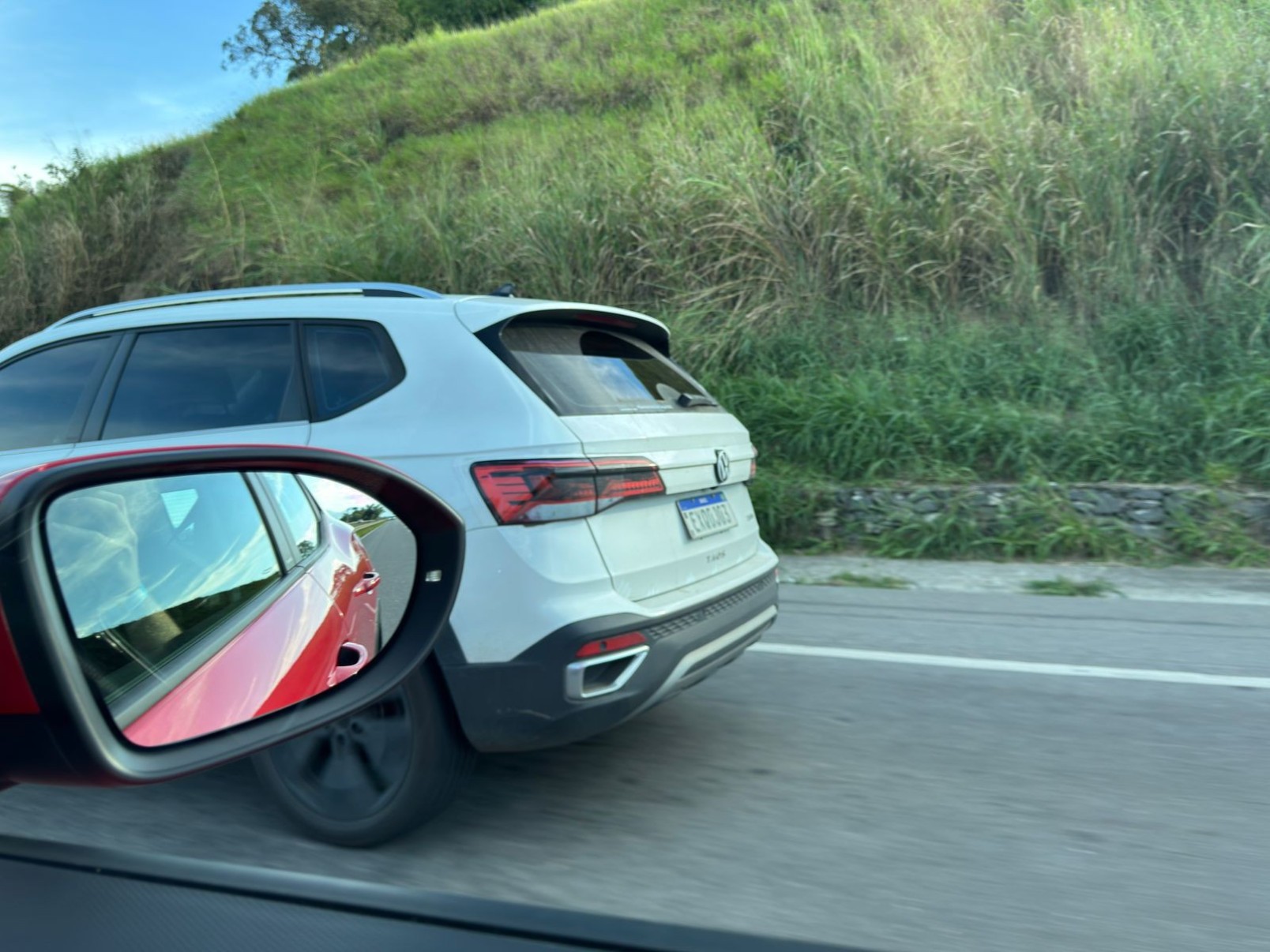 Volkswagen Taos reestilizado com camuflagem em Taubaté (SP)