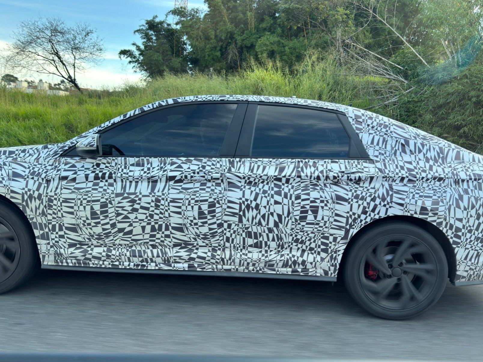 Volkswagen Jetta GLI reestilizado com camuflagem em Taubaté (SP)