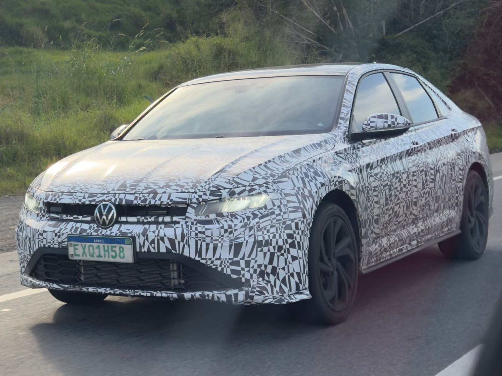 Volkswagen Jetta GLI reestilizado com camuflagem em Taubaté (SP)