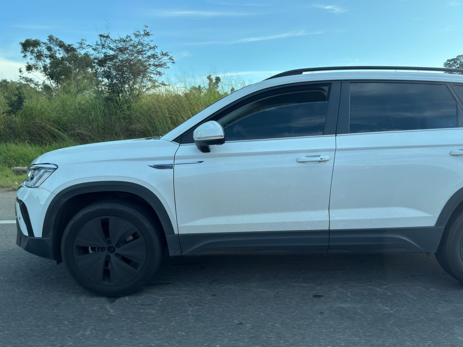 Volkswagen Taos reestilizado com camuflagem em Taubaté (SP)