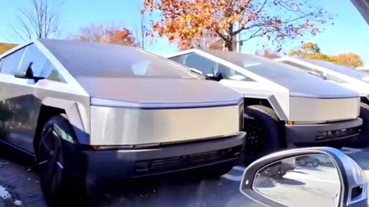 Tesla Cybertrucks encalhados em estacionamento de shopping 