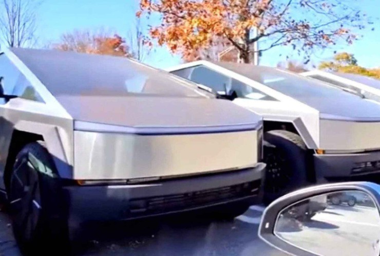 Tesla Cybertrucks encalhados em estacionamento de shopping 