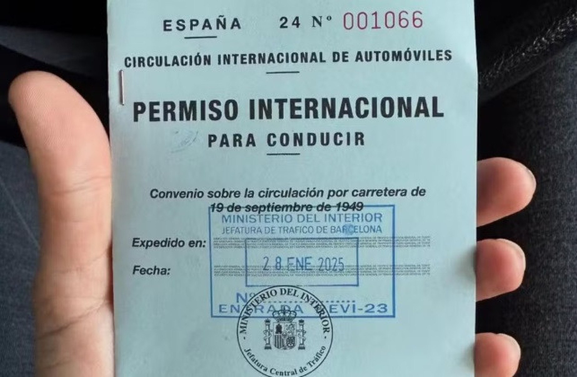 Espanhol mostra documento para dirigir em outros países