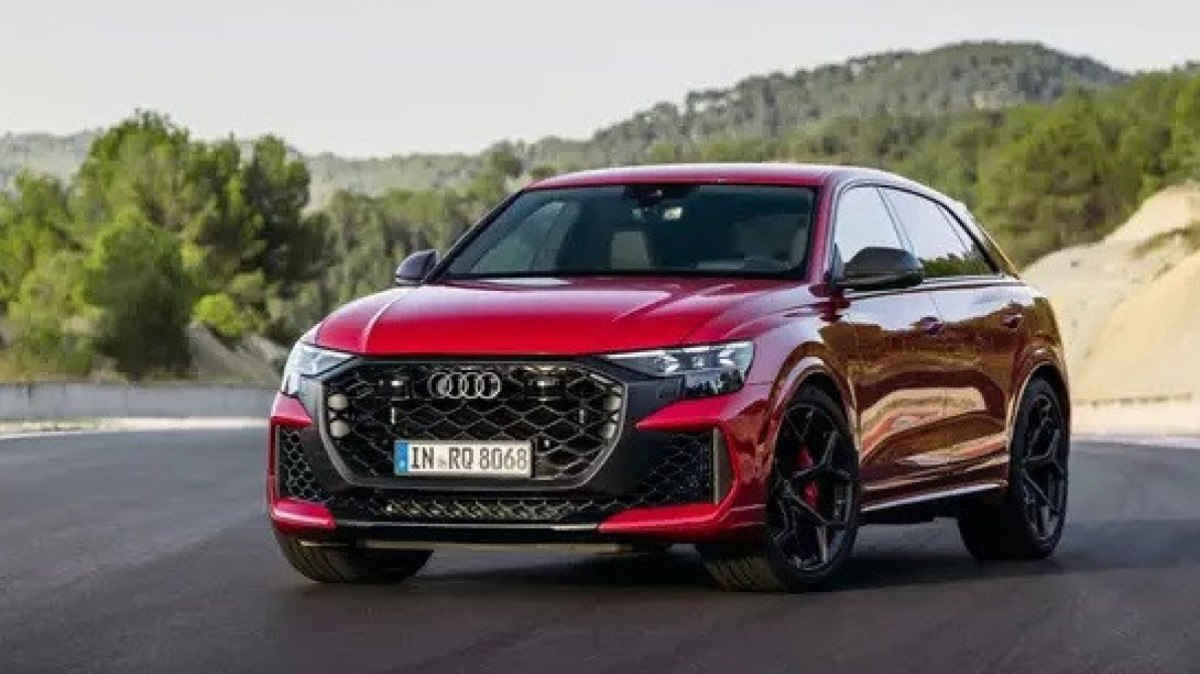 Audi RS Q8 Performance vermelho de frente 