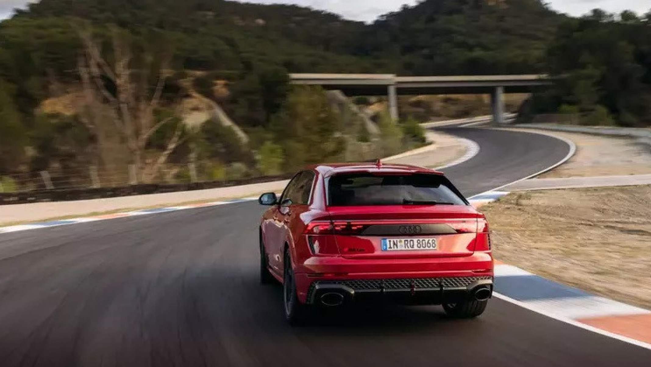 Audi RS Q8 Performance vermelho de frente 