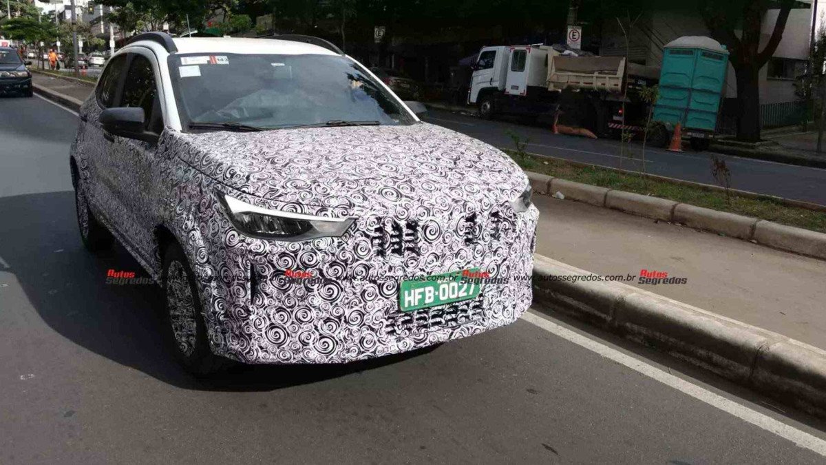 Fiat Pulse com camuflagem rodando em testes em Belo Horizonte (MG)