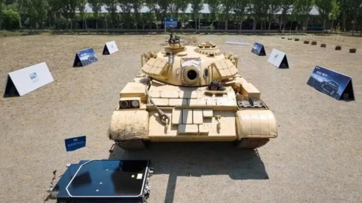 Bateria da Geely sendo submetida a teste com tanque de guerra