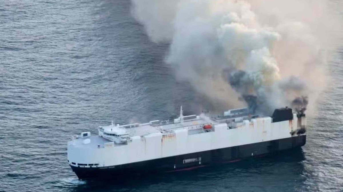 Navio Morning Midas estava levando 3 mil carros para o México