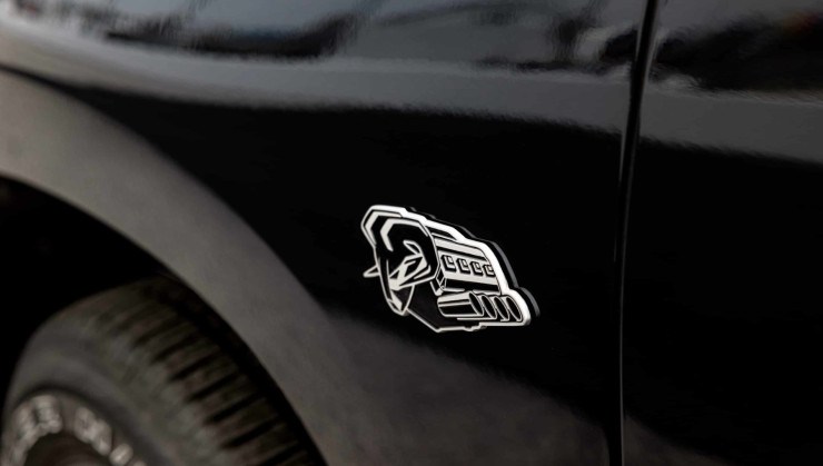 Emblema "símbolo do protesto" criado pela RAM para as unidades equipadas com motor HEMI V8