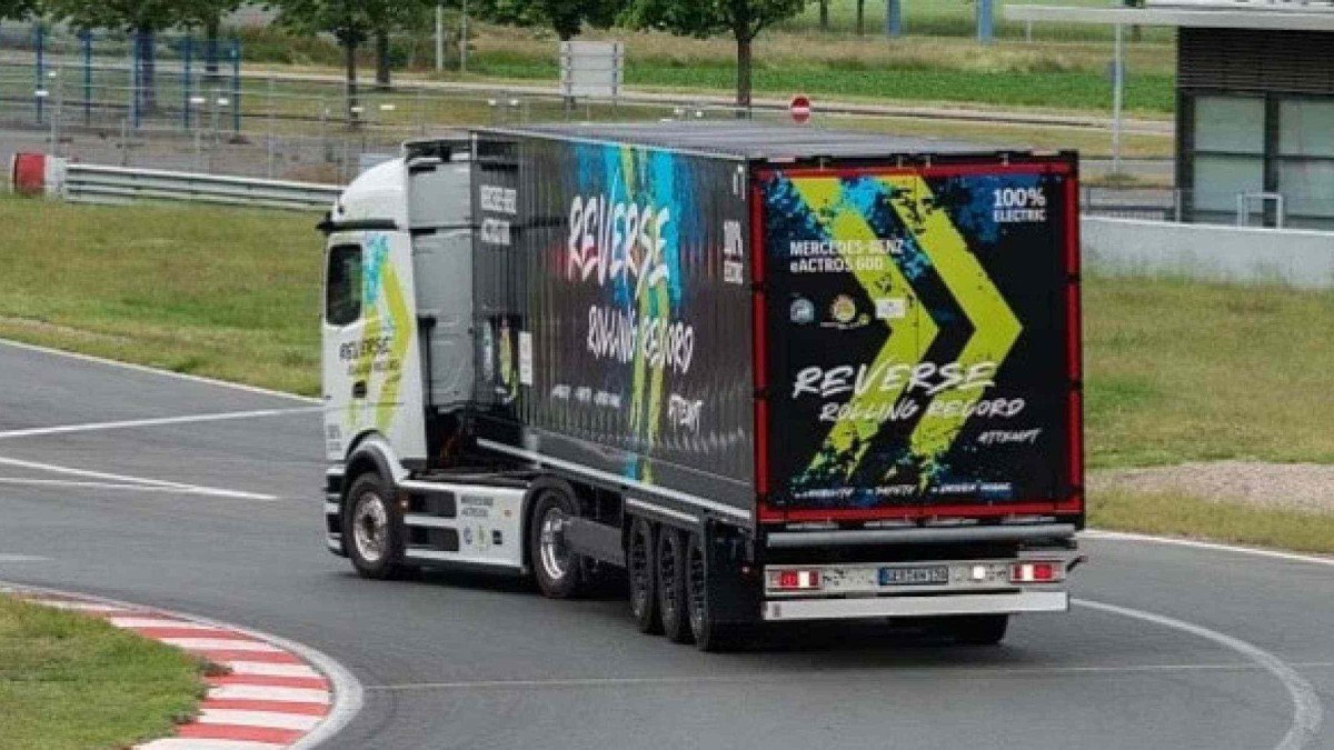 Caminhão da Mercedes-Benz em marcha ré