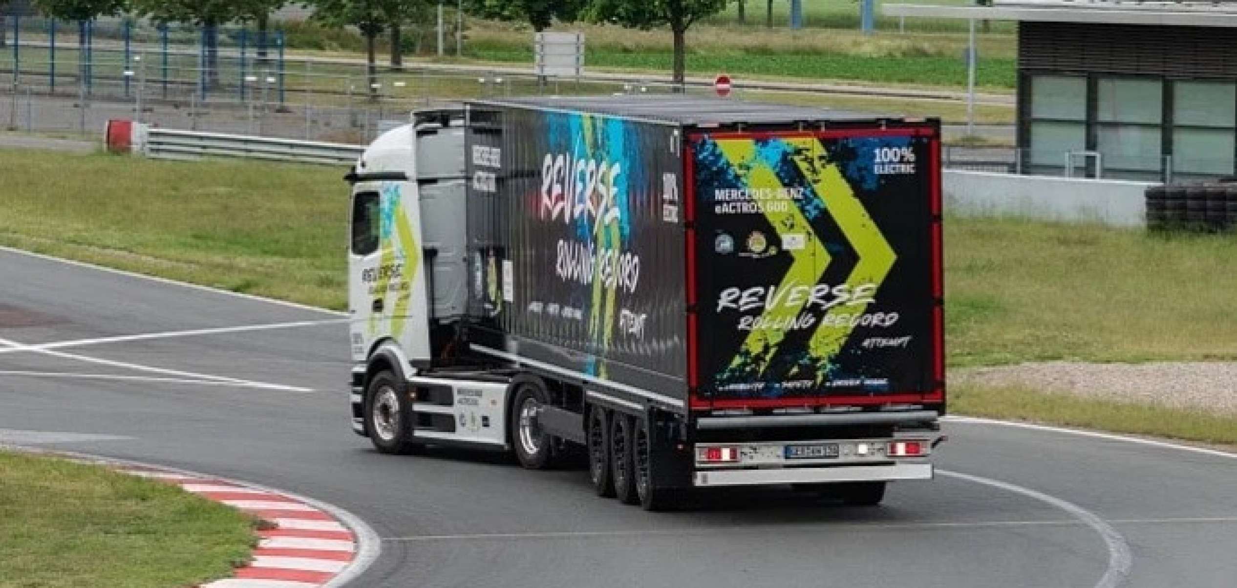 Caminhão elétrico da Mercedes roda por 6 horas em marcha ré
