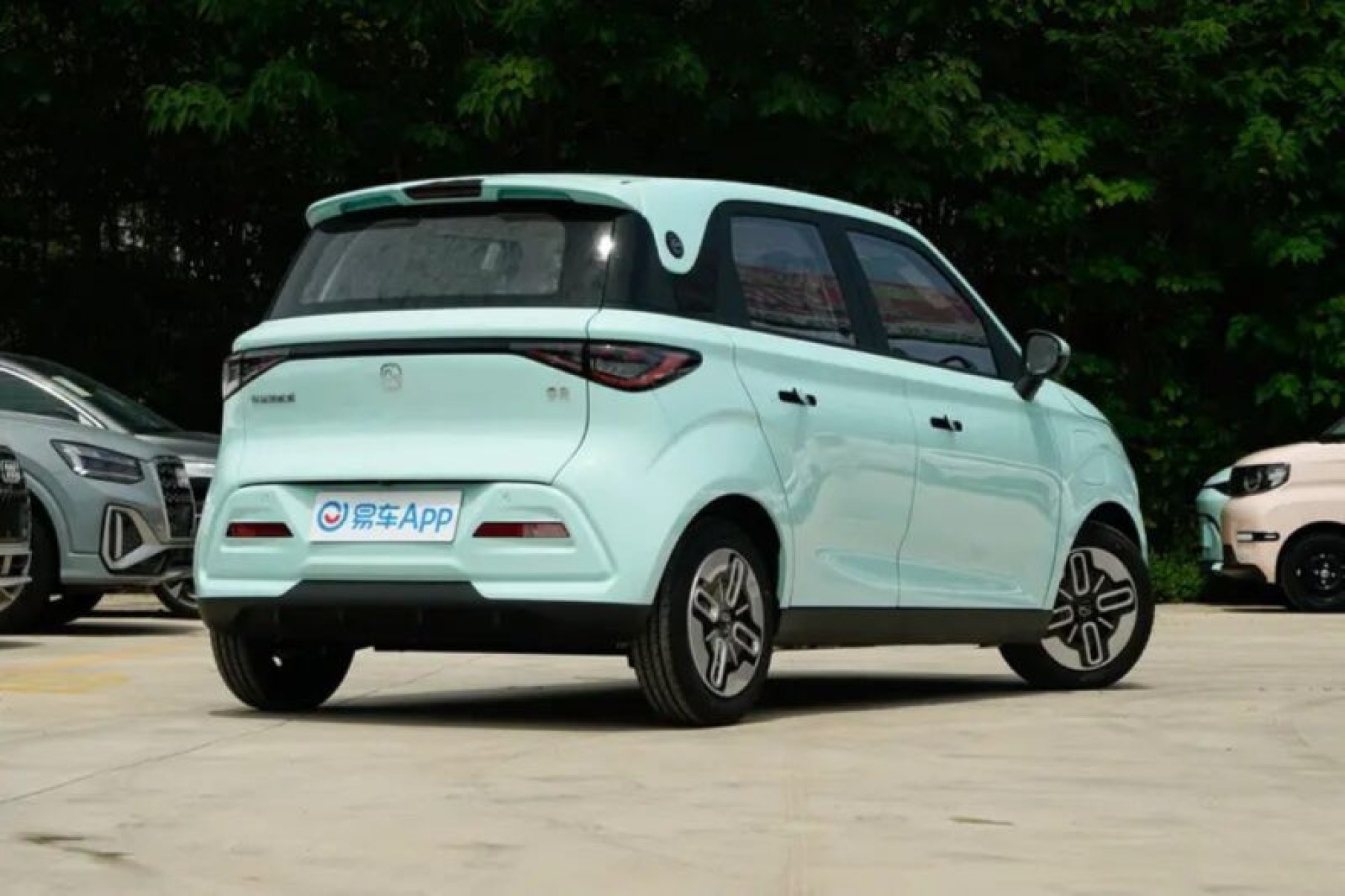 Traseira do QQ Domi, hatch compacto elétrico 