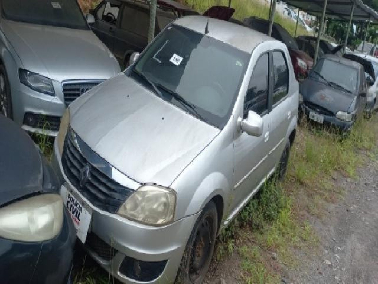 Renault Logan estacionado em pátio na cidade de Contagem (MG)