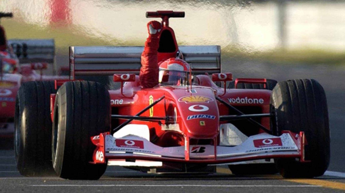 Michael Schumacher comemora vitória com sua Ferrari F2002