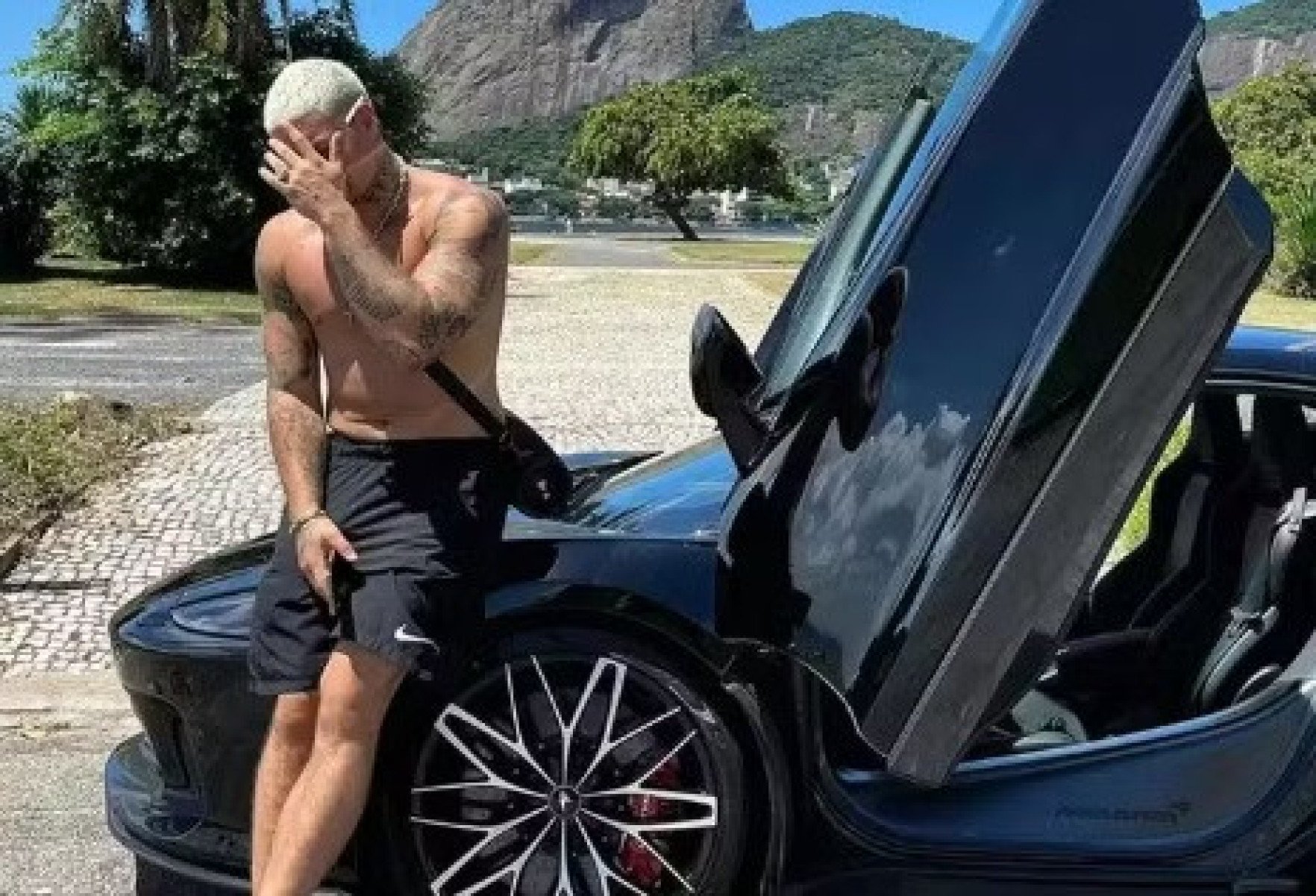 Filipe Ret com sua McLaren GT no Rio de Janeiro 