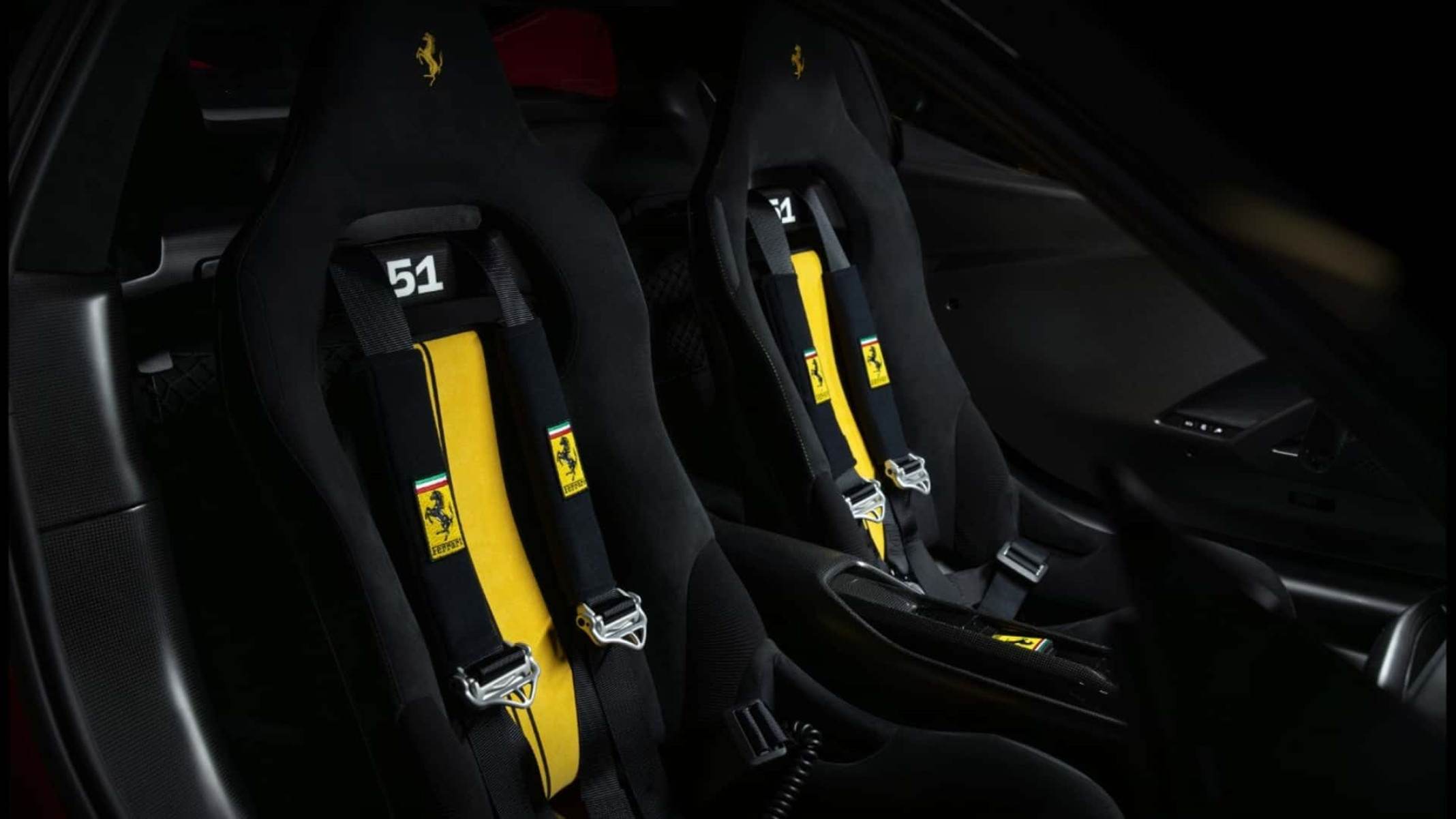 Piloti Ferrari é pintado nas cores vermelho e amarelo