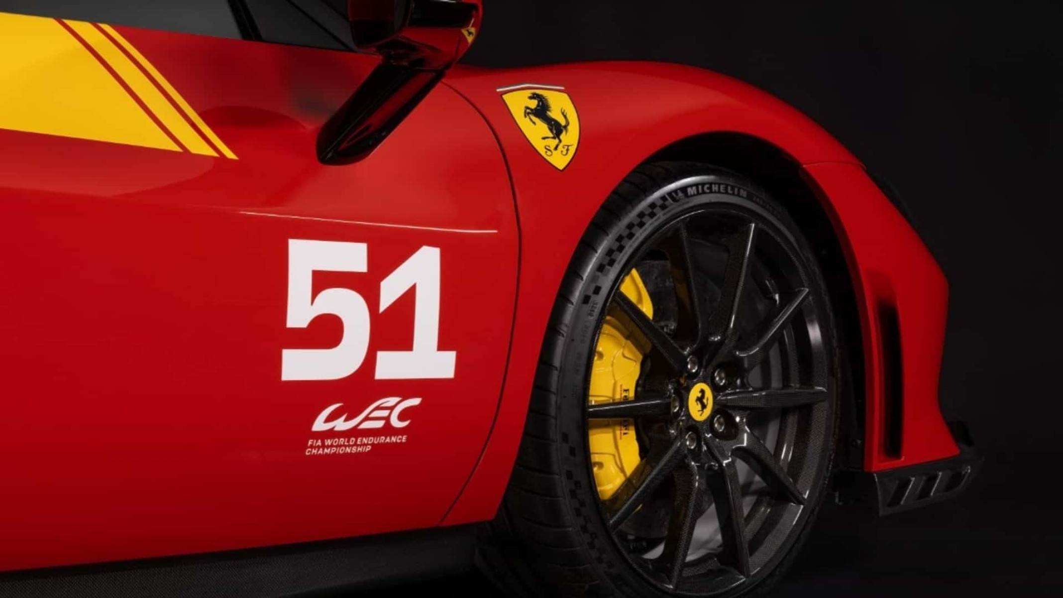 Piloti Ferrari é pintado nas cores vermelho e amarelo