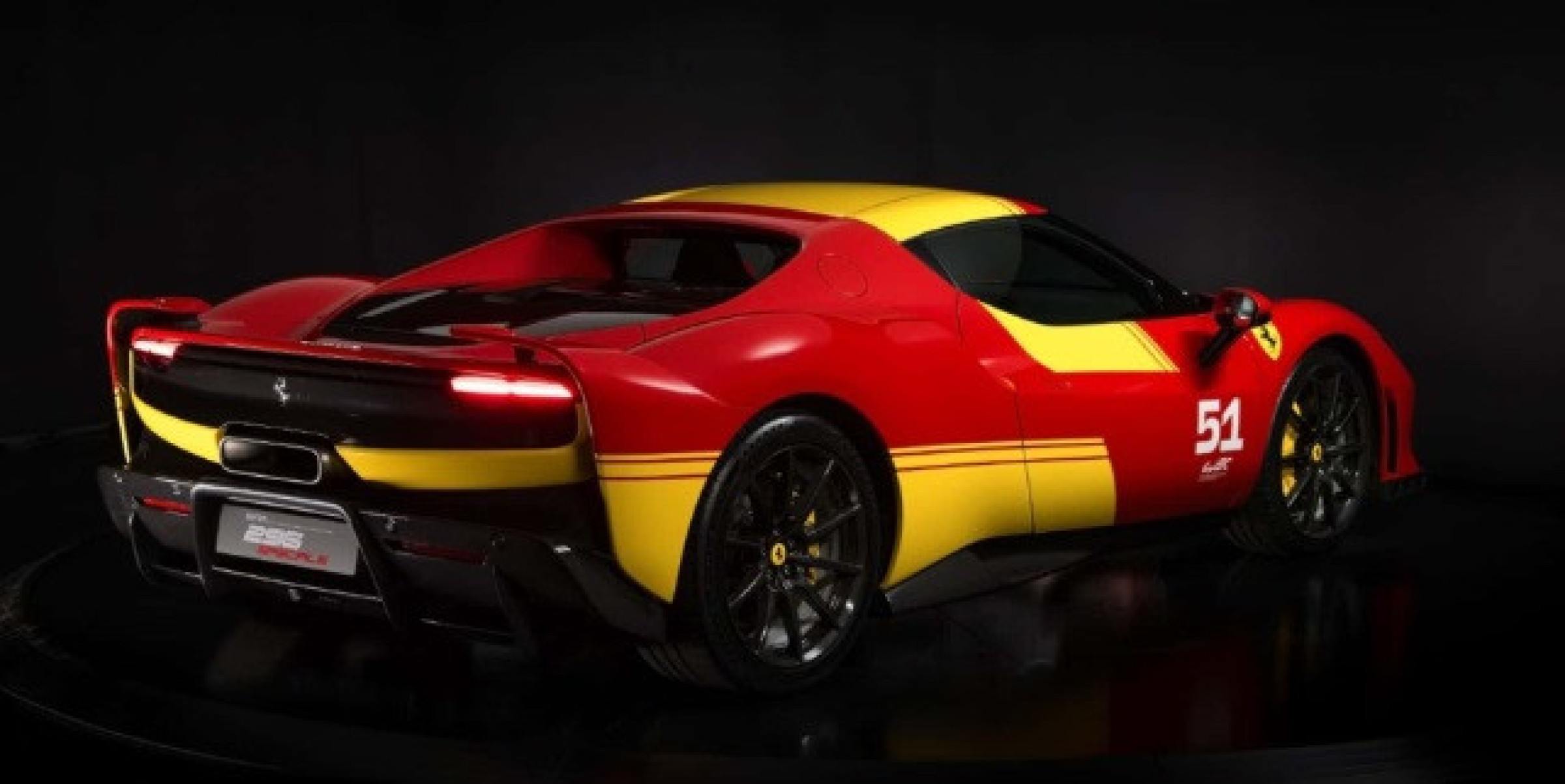 Piloti Ferrari é pintado nas cores vermelho e amarelo