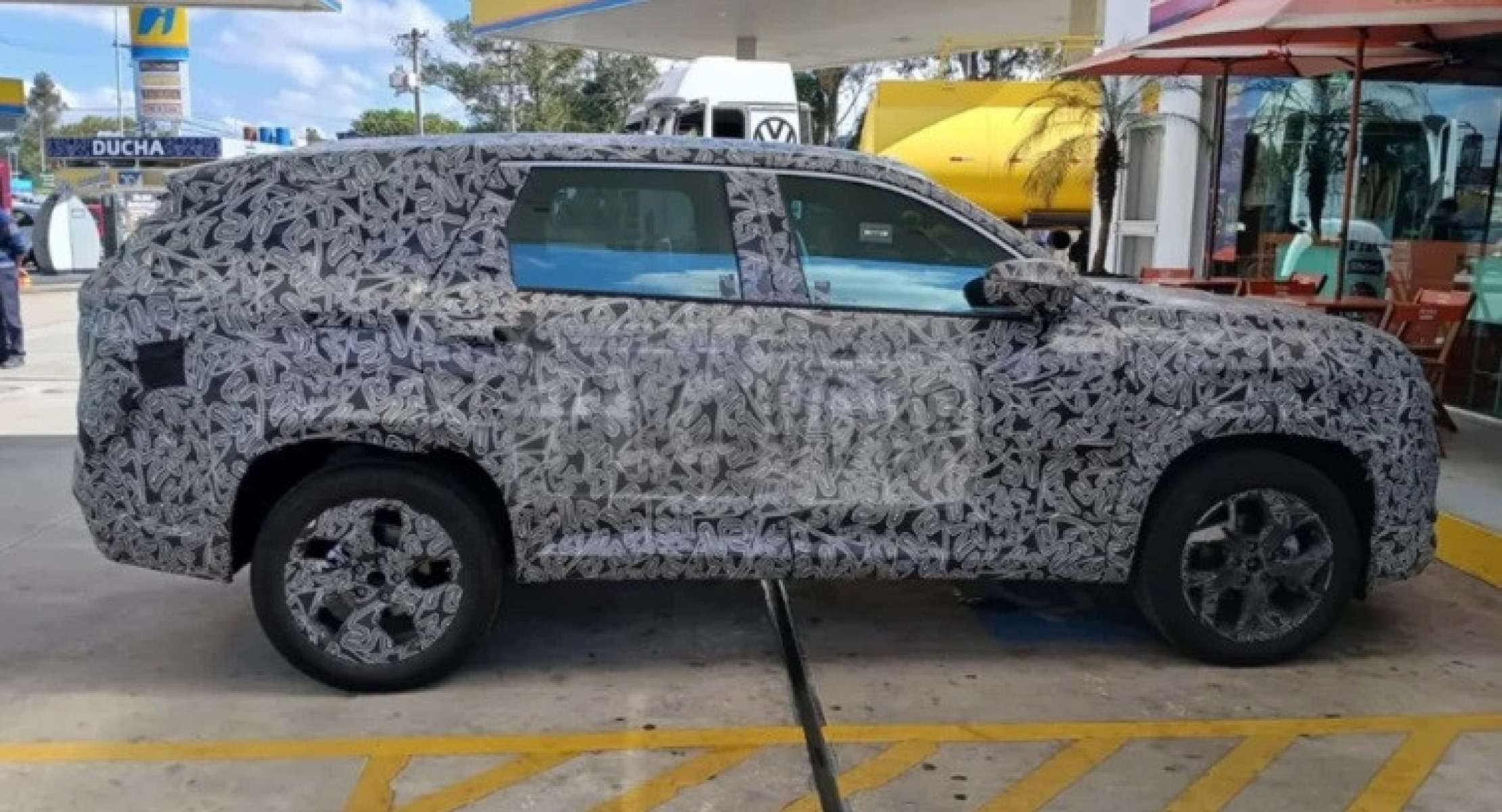 Renault Boreal é visto rodando camuflado em São Paulo