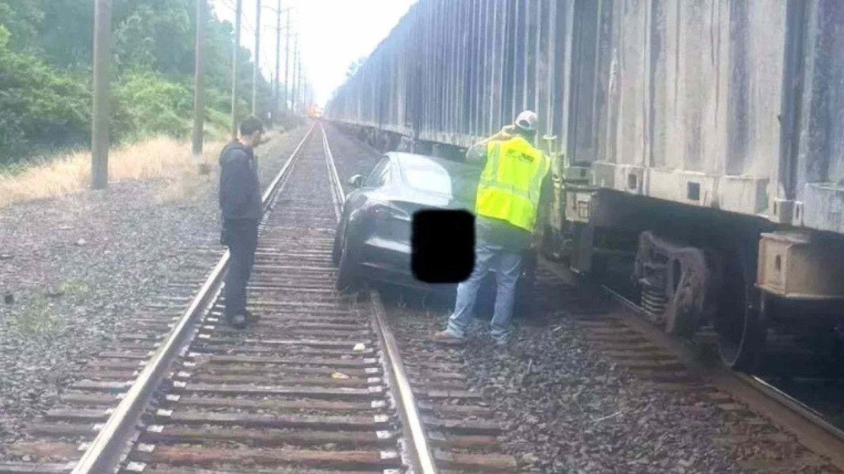 Model 3 atingido por trem sofreu sérios danos