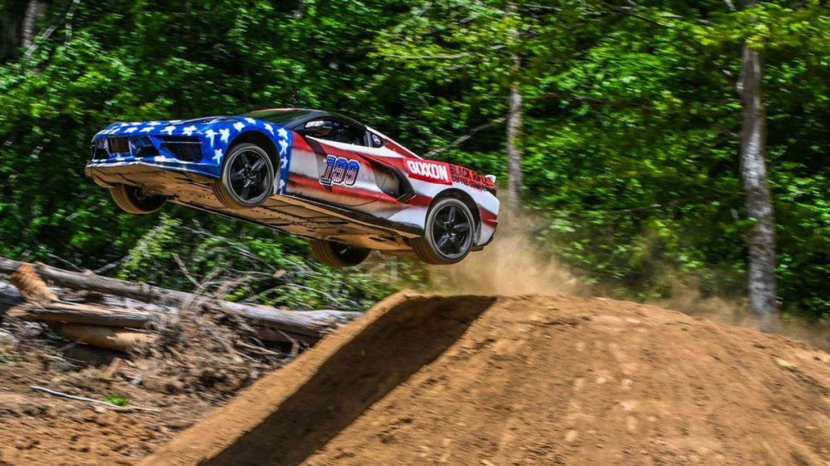 Momento em que o Corvette C8, de Travis Pastrana, salta de rampa 