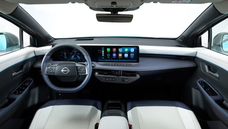 Interior minimalista parece ser bem acabado e com materiais de qualidade