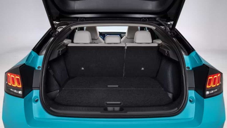 Porta-malas do Nissan Leaf é bem espaçoso para o segmento