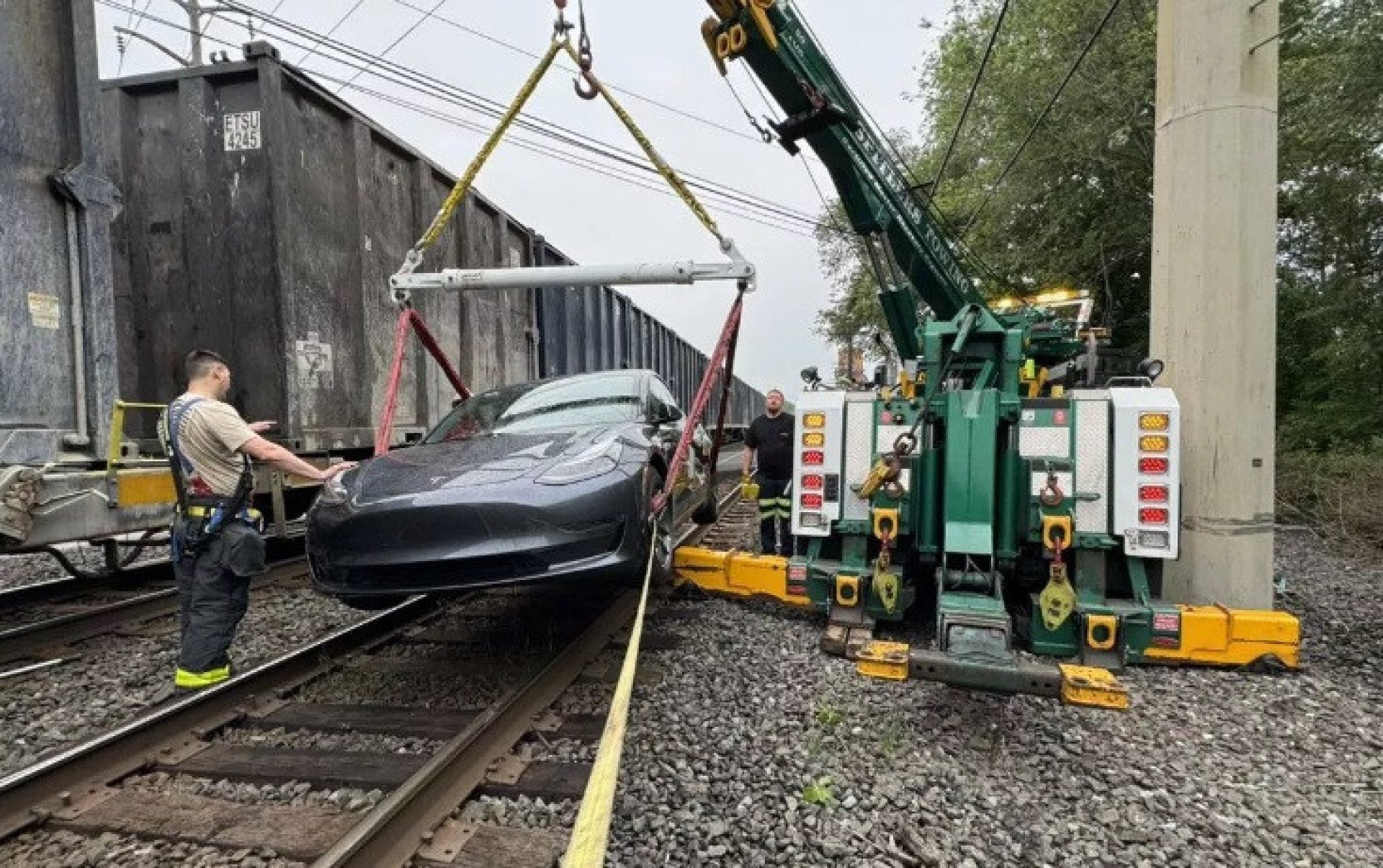 Tesla Model 3 sendo retirado dos trilhos 