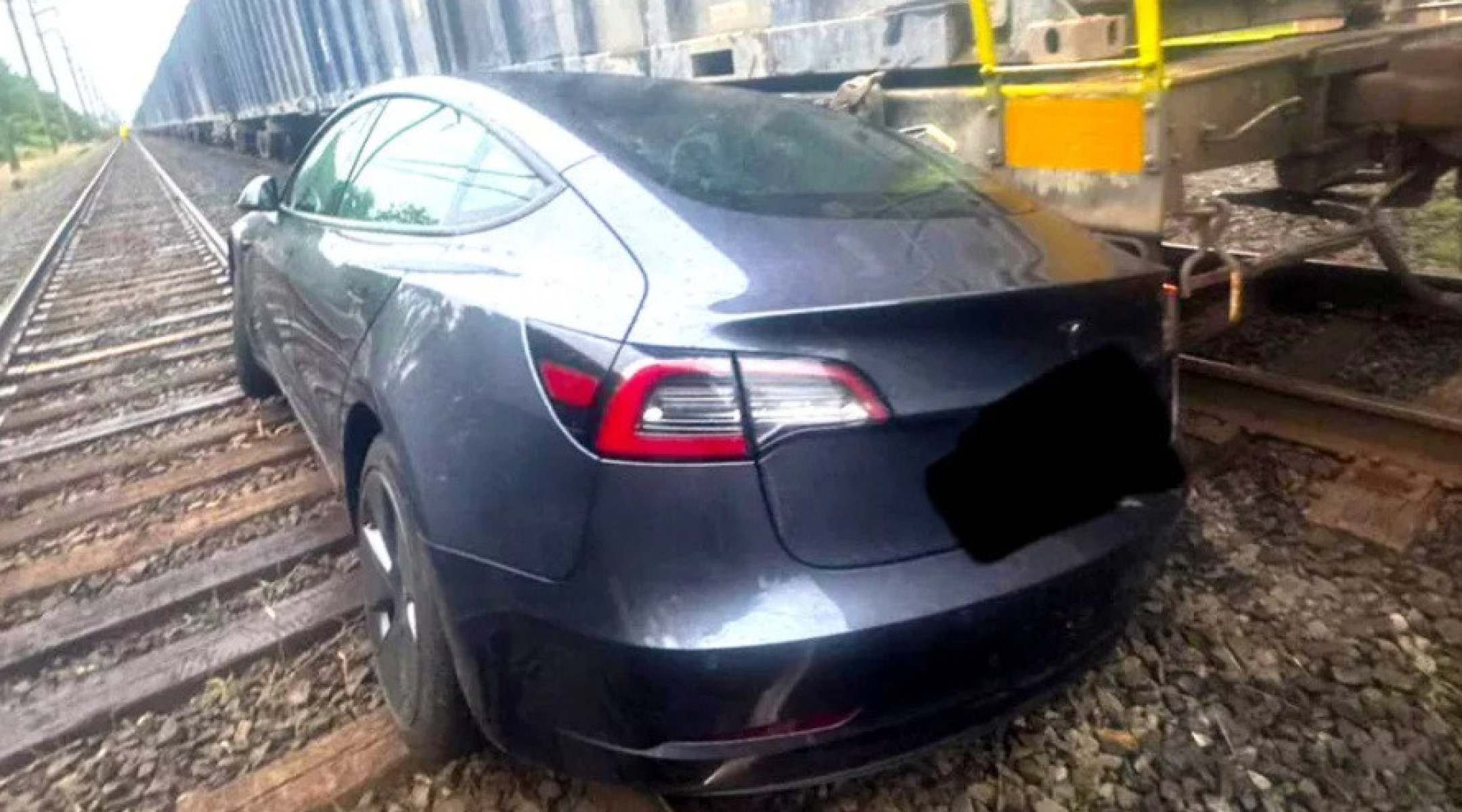 Tesla Model 3 foi atropelado por trem nos EUA